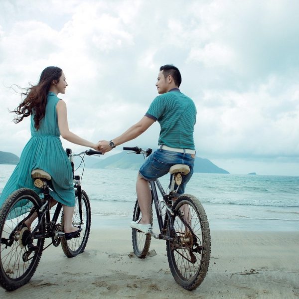 couple, beach, bicycles-955926.jpg